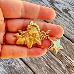 Vintage Jewelry Gold Tone Angel Cherub Brooch with star charm